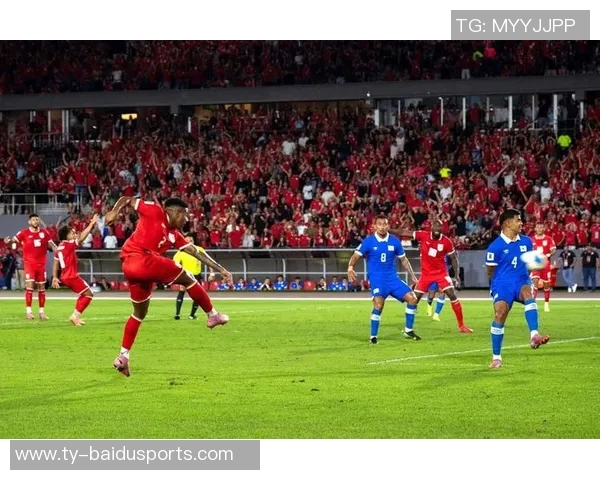 记者手记：罗梅尔球场的焰火与泪光